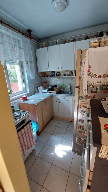 Kisteleki sz�l�ben csal�di h�z elad�