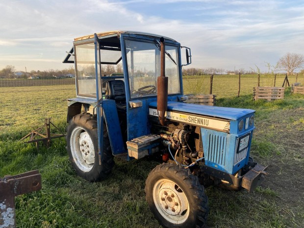 Kistraktor 4x4 25loero eszkozeivel
