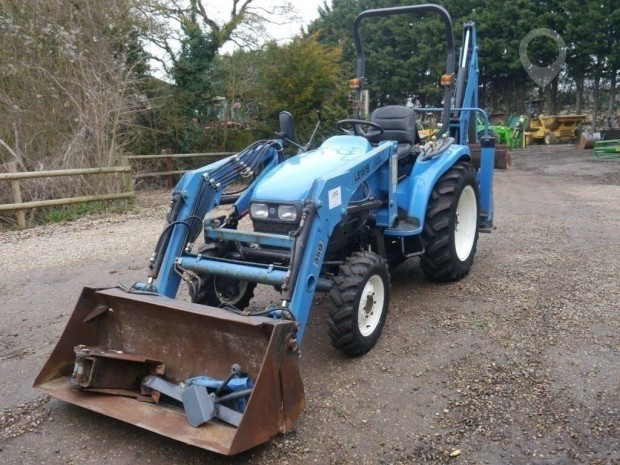 Kistraktor New Holland TC27D
