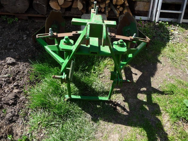 Kistraktor eszk�z �talak�t�sra v�r�