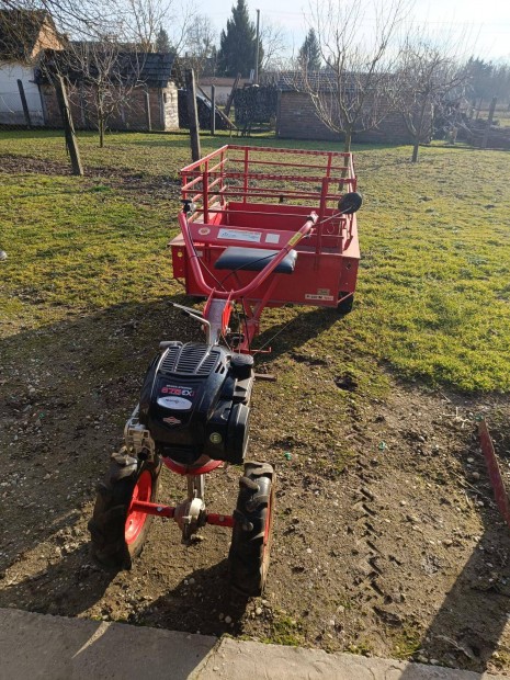 Kistraktor p�tkocsival