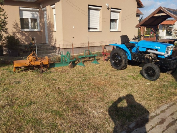 Kistraktor traktor 4db munkaeszkzzel