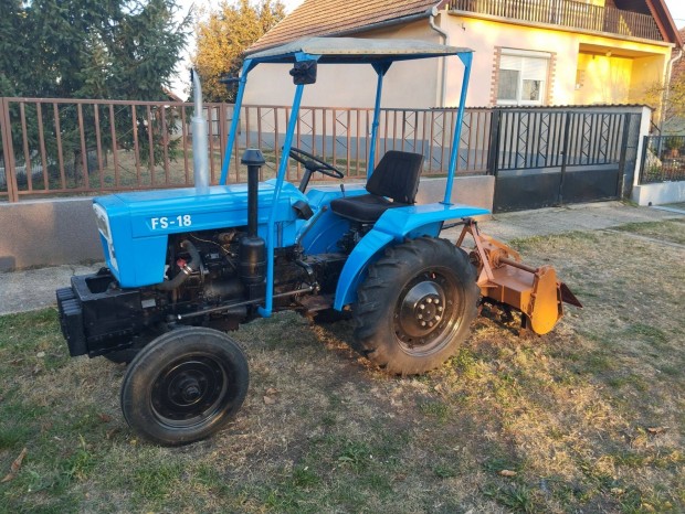 Kistraktor traktor 4db munkaeszközzel