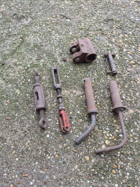 Kistraktor von�r�d �s tartoz�kok