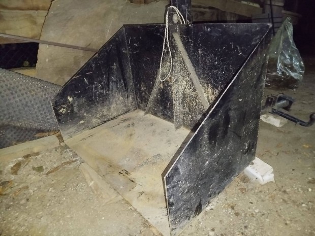 Kistraktorhoz billenthet szllt lda elad