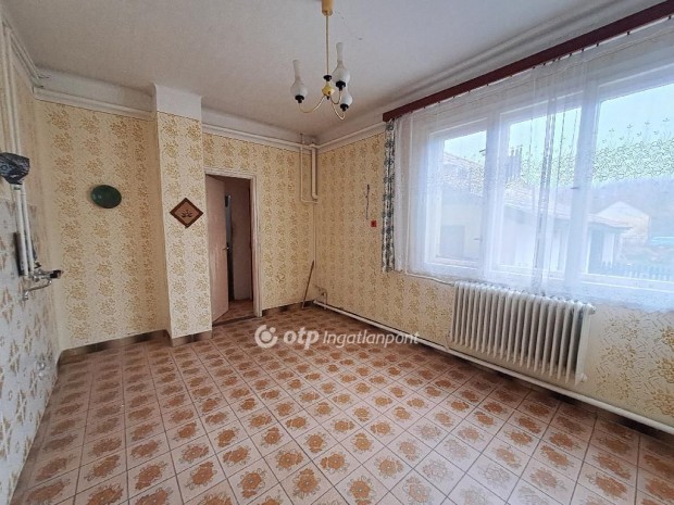 Kis�jsz�ll�si 109 nm-es h�z elad�