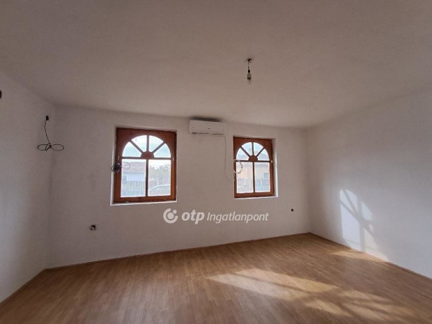 Kis�jsz�ll�si 113 nm-es h�z elad�