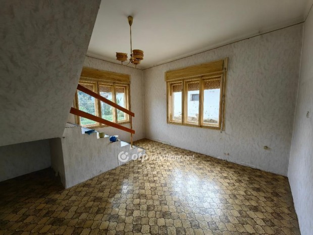 Kis�jsz�ll�si 165 nm-es h�z elad�