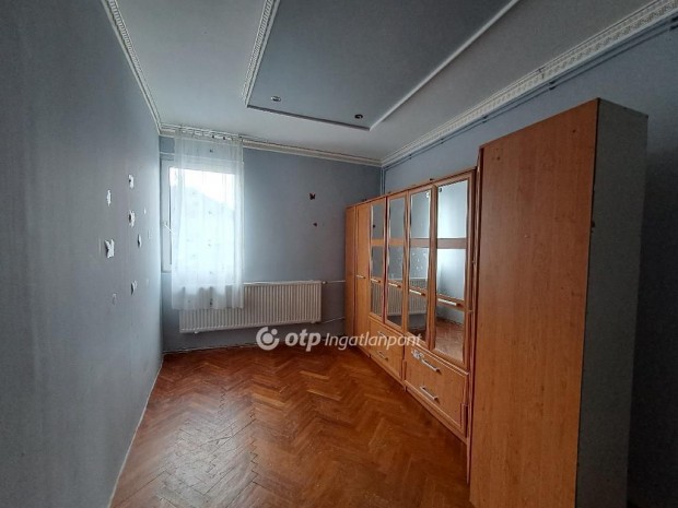 Kis�jsz�ll�si 184 nm-es h�z elad�