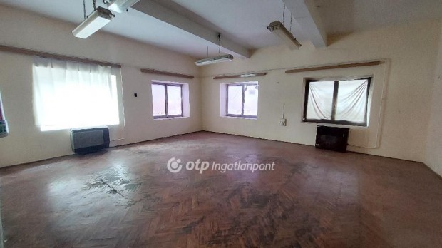 Kis�jsz�ll�si elad� 136 nm-es h�z