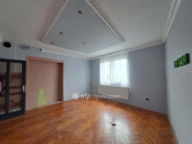 Kis�jsz�ll�si elad� 184 nm-es h�z