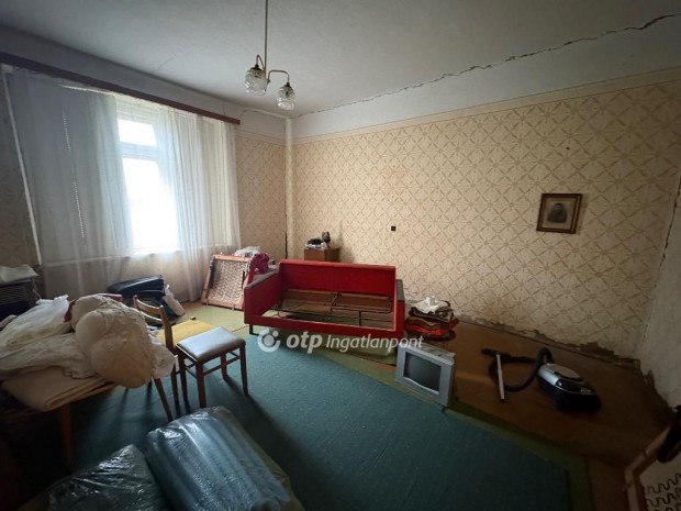 Kis�jsz�ll�si elad� 61 nm-es h�z