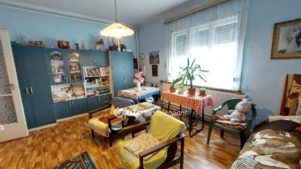 Kis�jsz�ll�si elad� 86 nm-es h�z