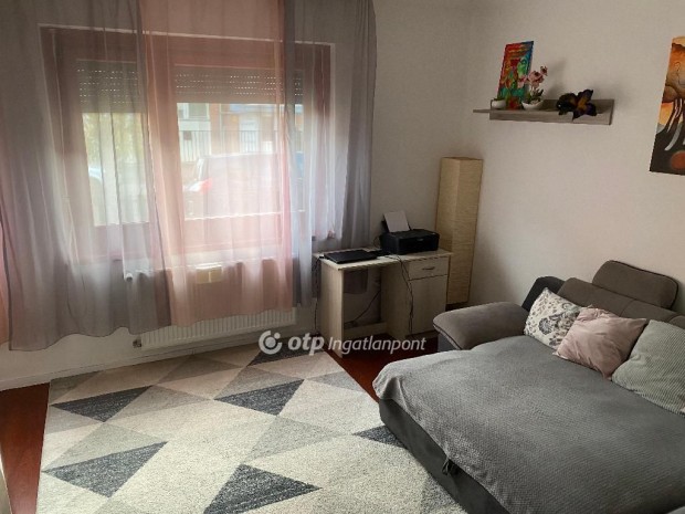 Kis�jsz�ll�si elad� 92 nm-es lak�s