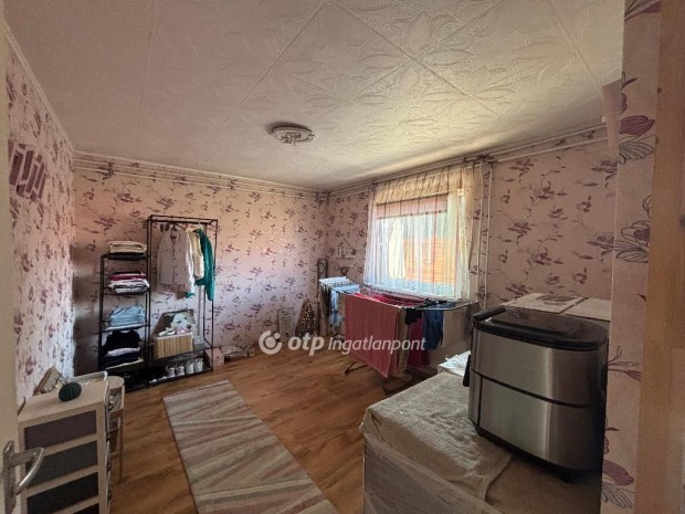 Kisv�rdai elad� 136 nm-es h�z