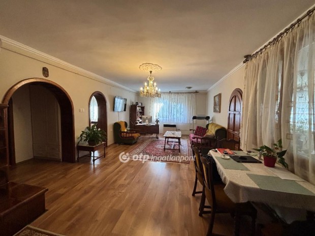 Kisv�rdai elad� 253 nm-es h�z