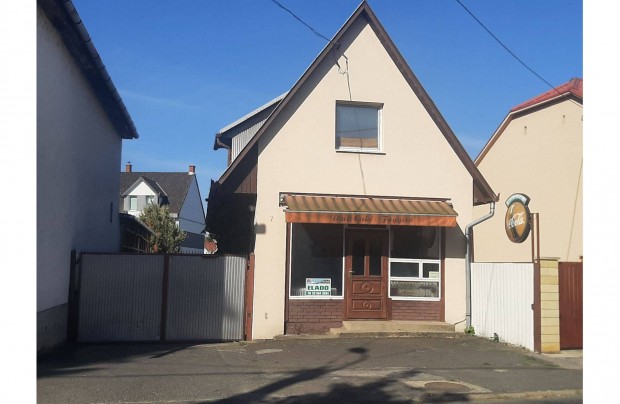 Kisv�rd�n a Bessenyei �t 7.sz�m alatt elad� a Di�k Cukr�szda + lak�s +