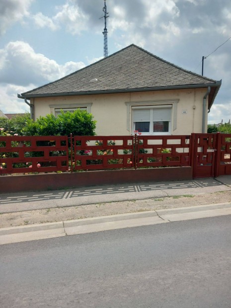 Kisv�rd�n csal�di h�z elad�!