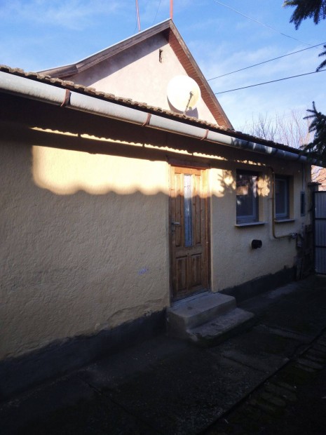 Kiszomboron Csal�di h�z elad�