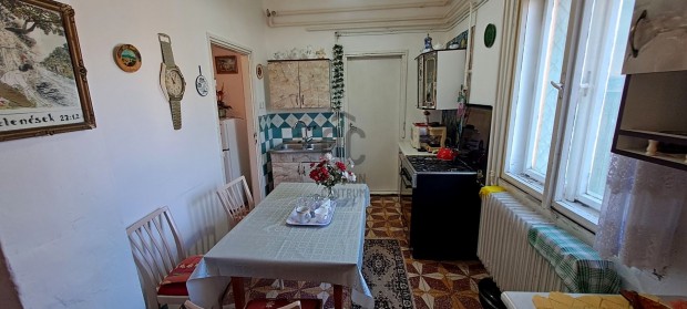 Kiszomboron t�gla csal�di h�z elad� 1682 m telekkel �s k�l�n mell�k�p