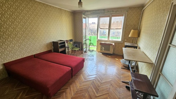 Kiszugl� csendes utc�j�ban,  2 szob�s+ hallos, 4. emeleti, erk�lyes t�