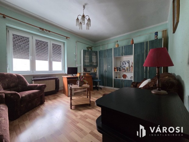 Kit�n� helyen, k�tszob�s, otthonos lak�s