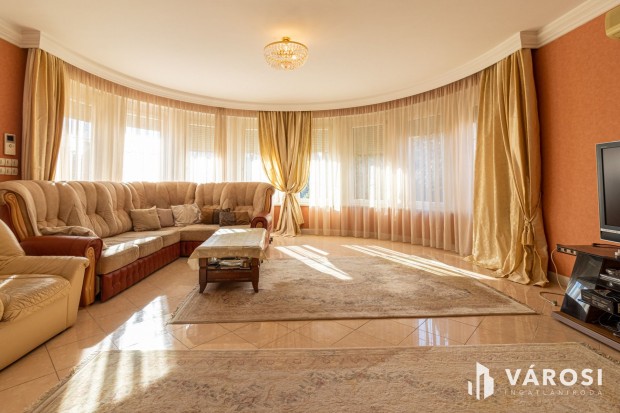 Kiv�l� 3 szintes csal�di h�z a XVI. ker�let hat�r�n!