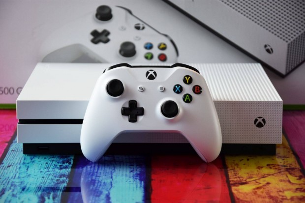 Kiváló Xbox One S + 50 játék + kontroller + tartozékok!