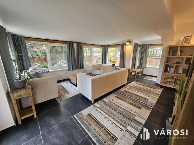 Kiv�l�, �jszer� napelemes ikerf�l Sz�plakon elad�