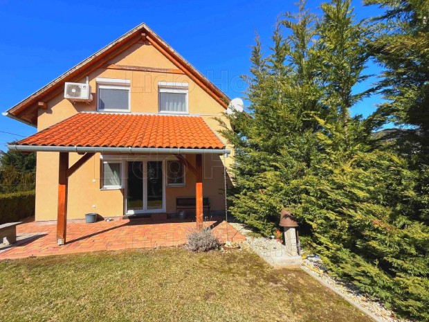 Kiv�l� �llapot� 74 m2-es lak�h�z Balaton�sz�d�n