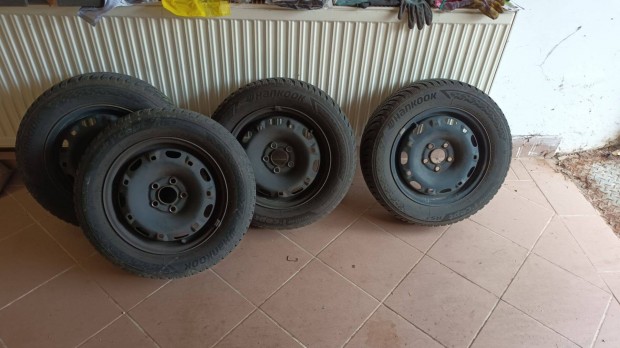 Kiváló állapotú, 2022-es 175/65 R14-es Hankook téli gumi szett felnin