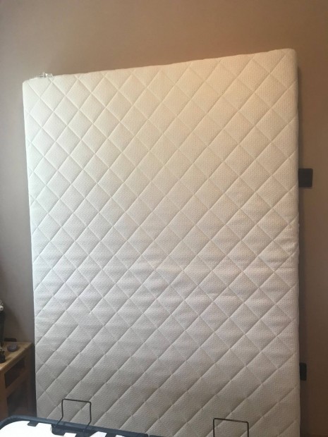 Kivalo allapotu habszivacs matrac (felkemeny, 140x200)