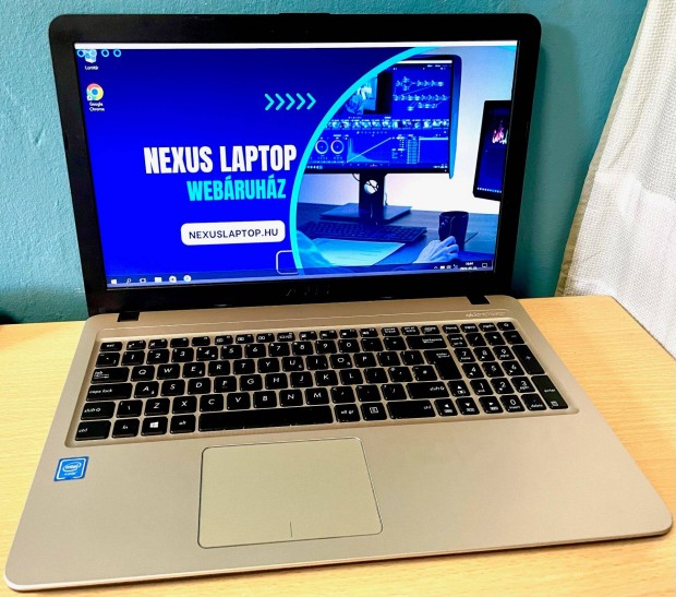 Kivl r! Asus X540N laptop (Intel/4GB/256SSD) - 1 v garancia