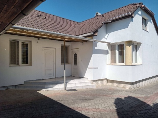 Kiv�l� csal�di h�z