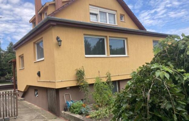 Kiv�l� elhelyezked�s� csal�di h�z elad� Pilisv�r�sv�ron, csendes k�rny