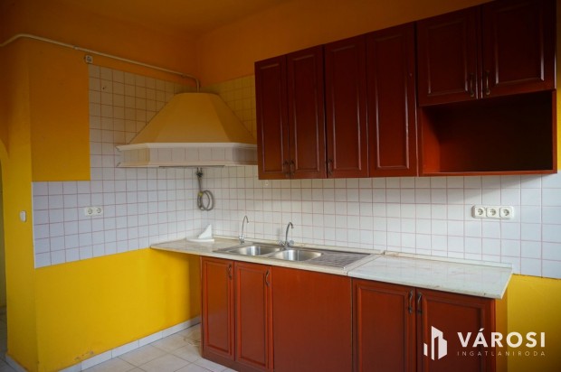 Kiv�l� elrendez�s� csal�di h�z kiv�l� lak��vezetben!