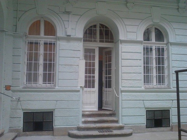 Kiv�l� helyen b�jos, fel�j�tott, szigetelt �kszerdoboz