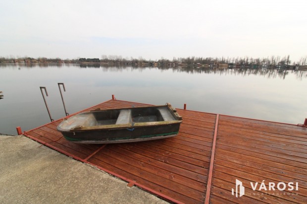 Kiv�l� kis horg�szh�z a Borosgy�ni t�n�l.