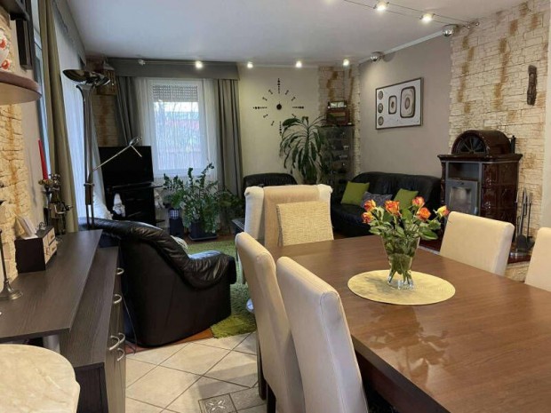 Kiv�l� lehet�s�g Pilisv�r�sv�ron! Egyszintes, �jszer� csal�di ...