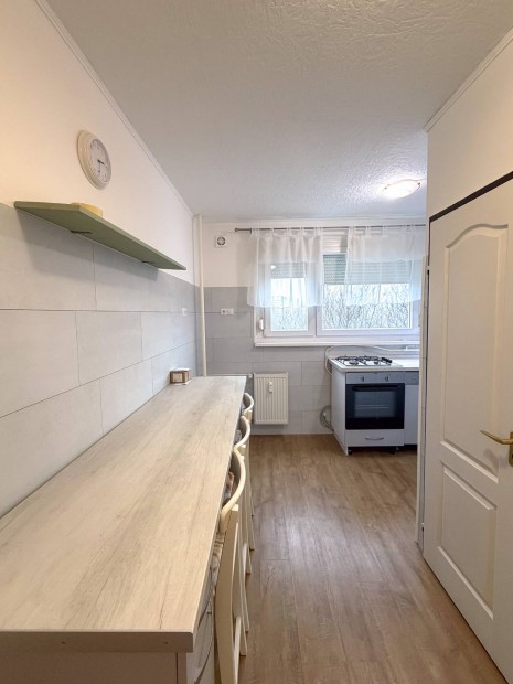 Kiv�l� lok�ci�val, fel�j�tott, panelprogramos lak�s 