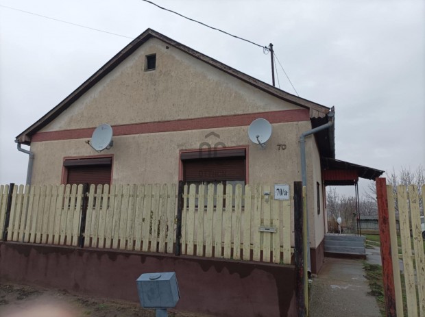 Kiv�l�an alak�that� csal�di h�z Kony�ron!