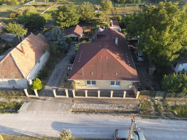 Kiv�teles csal�di h�z Pusztaszabolcson