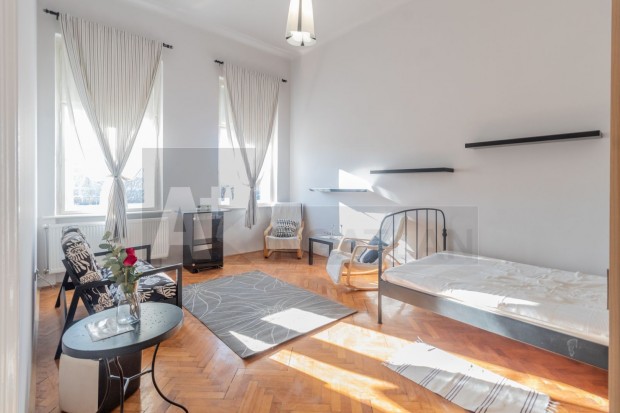 Kiv�teles lehet�s�g a Szent Istv�n t�ren  nagy lak�s, t�bb