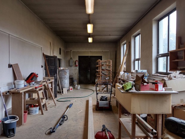 Kiv�teles lehet�s�g berendezett asztalos�zem b�rl�s�re !