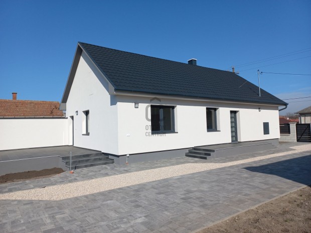 K�v�l- bel�l modern csal�di h�z