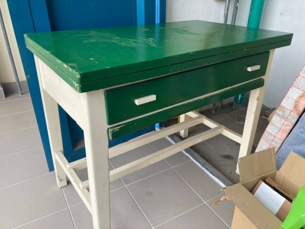 Klasszikus magyar kiny�that� vid�ki fa �tkez�asztal asztal gy�r�deszka