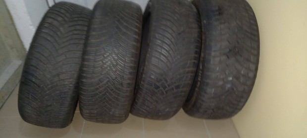 Kleber Quadraxer2 n�gy�vsuakos 195/45r16 2 db