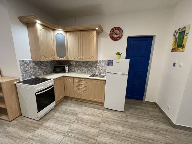 Kl�m�s kis lak�s j� t�megk�zleked�ssel kiad�