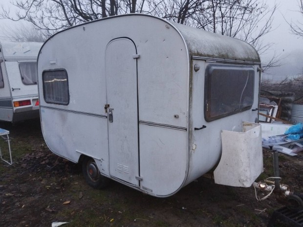 Knaus 320 Lakkocsi Teleptsre