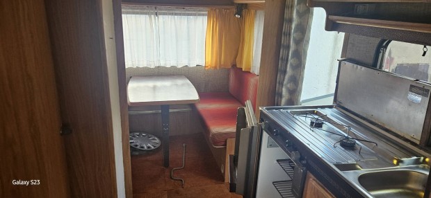Knaus 430 lakkocsi 